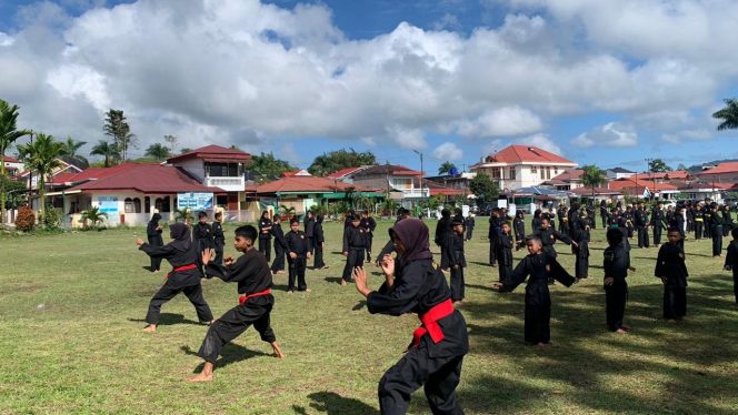 
 Salah satu Perguruan Silek MInangkabau saat berlatih beladiri. 
Aliran beladiri ini sangat diminati dan telah dianugerahkan sebagai cagar budaya tak benda warisan dunia oleh UNESCO. (Foto Dok Rika) 